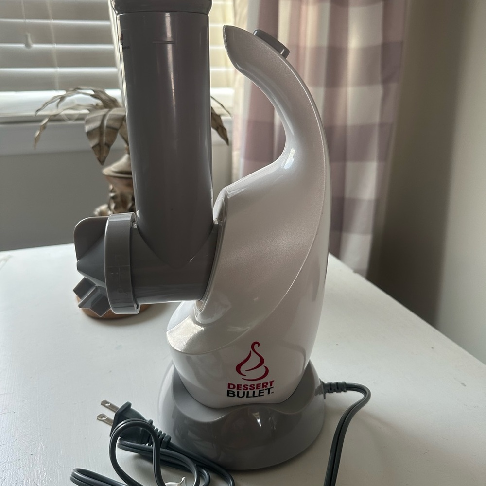 Frozen fruit ice cream maker